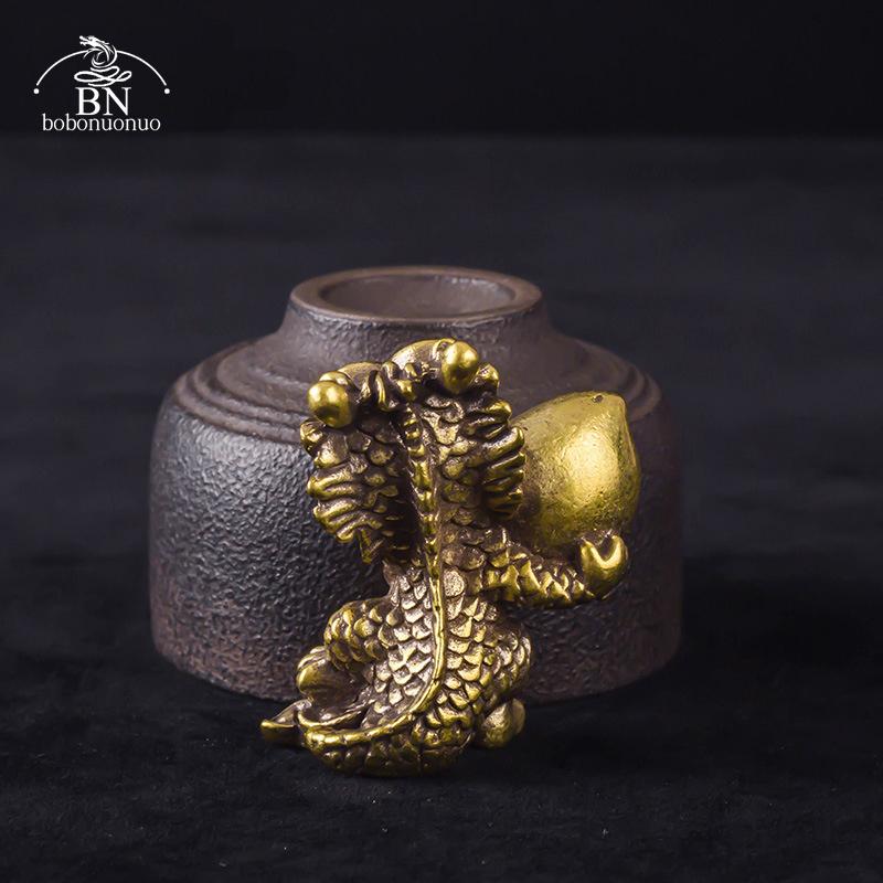 Ottone Antico Animale Zodiacale Cinese Drago Tiene Pesca Scultura Artigianato Ornamento Longevità Regalo di Compleanno Figurina Bestia Feng Shui