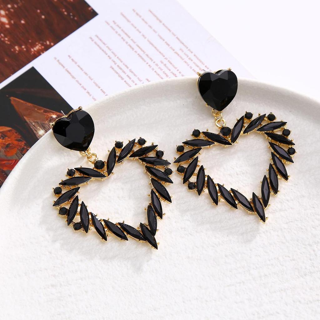 Trendy Vintage Heart Earrings: Chic and Stylish Statement Piece