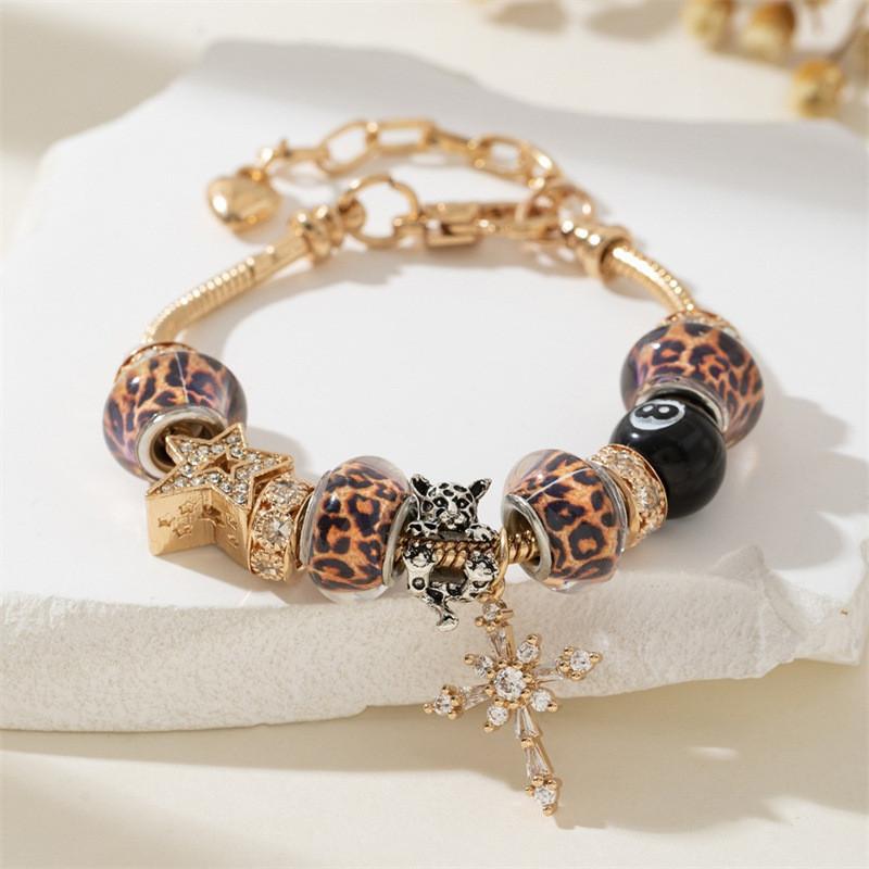 Elegantes Leopardenmuster Kreuz-Anhänger Verstellbares Kupferarmband Für Damen