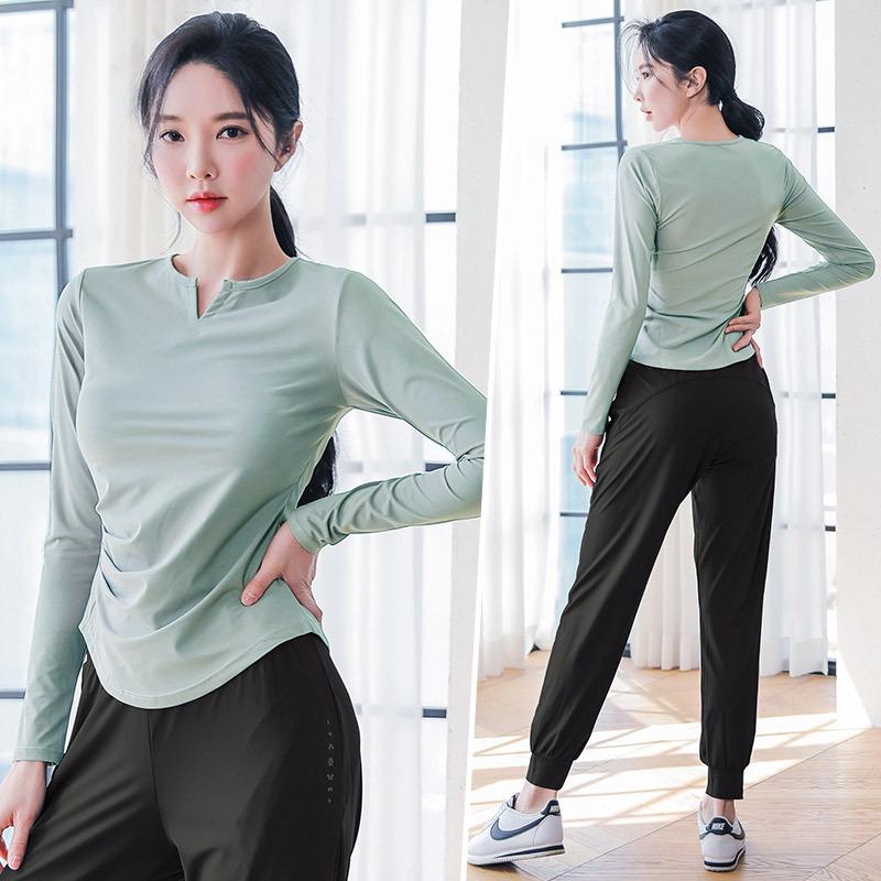 Women's Plus Size Quick-Dry Long Sleeve Sportswear for Running, Yoga, and Pilates.