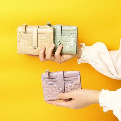 Retro Crocodile Pattern Ladies Short Wallet with Multi-Card Slots and Coin Purse.