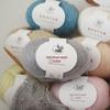 Goldfarbiges Pailletten-Mohair-Garn zum Selbermachen: Perfekt für das Handstricken von Schals, Stolen und Pullovern. Feine Flauschtextur.