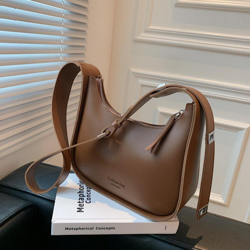 Fashionable Retro Crossbody Bag for Women Versatile Designer Shoulder Handbag Stylish Daily Purse