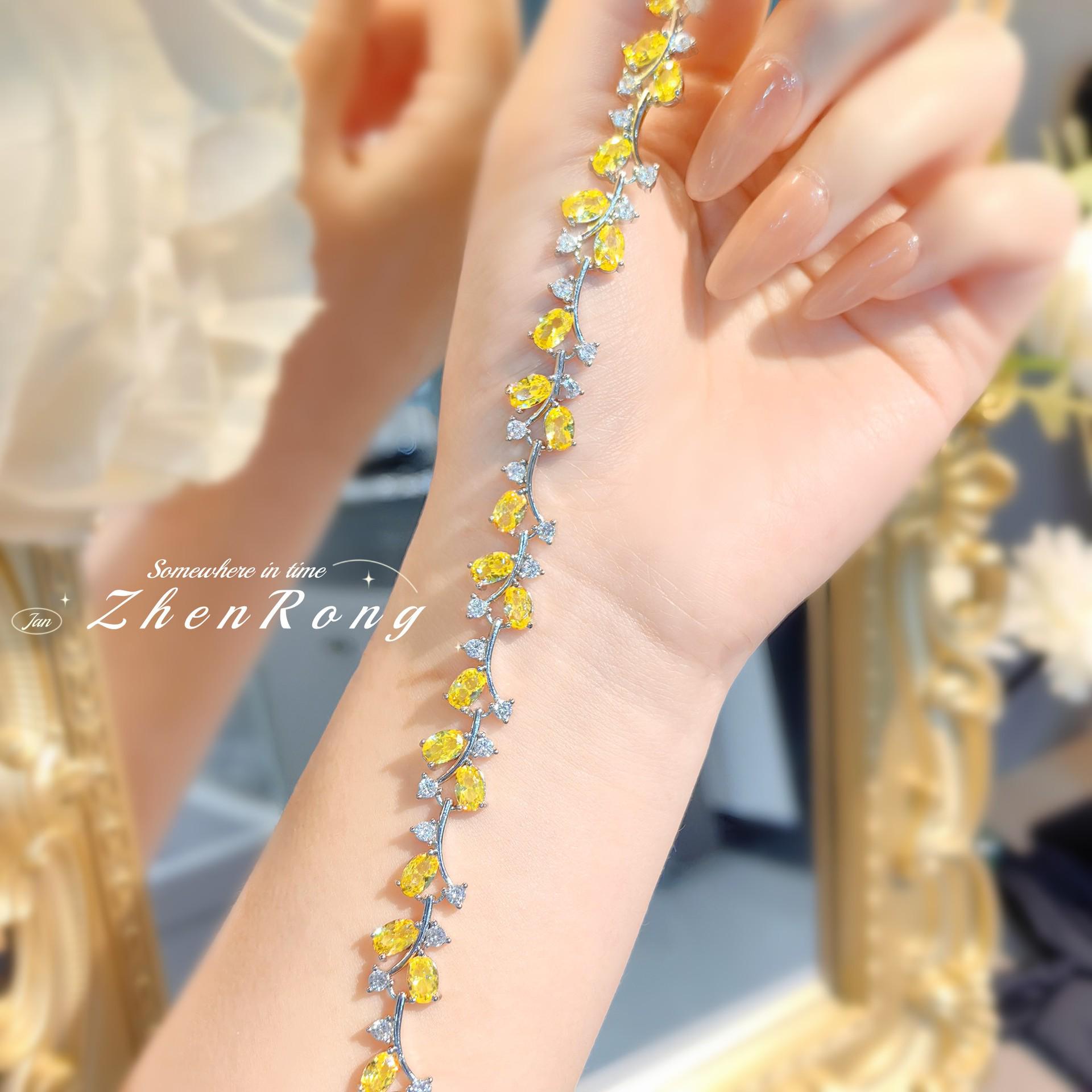 

Роскошный браслет-бенгл из желтого цитрина и циркона с бриллиантами высокой чистоты