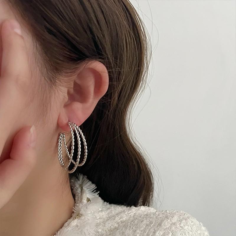 Women's Luxury Textured Metal Hoop Earrings - Versatile Niche Design