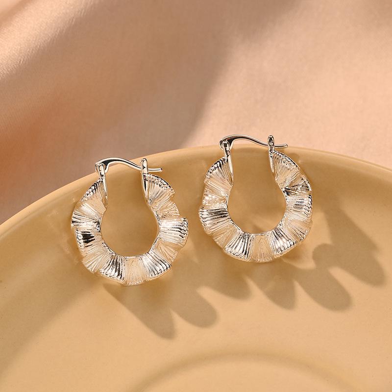 Silver Needle Geometric Heart Hoop Earrings - Retro & High-End Style for a Bold Look