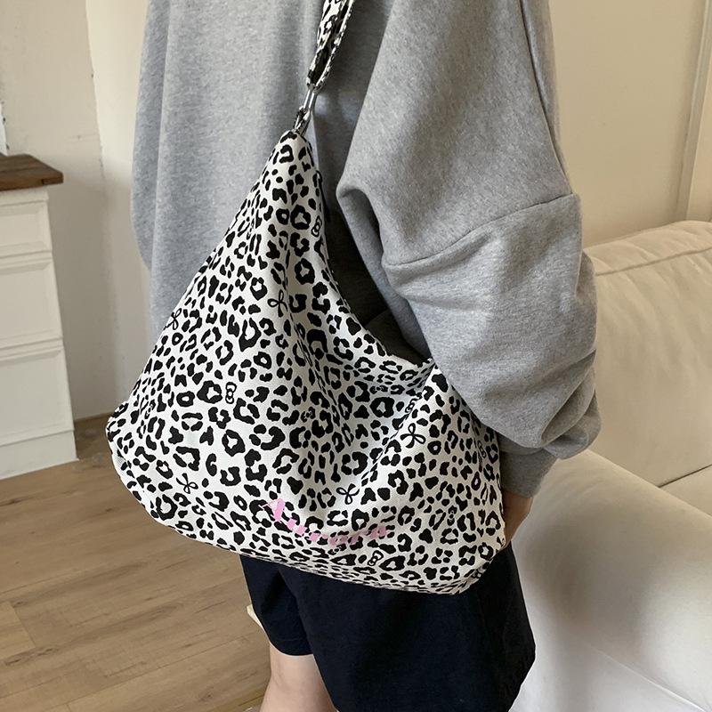 

Stylish Leopard Print Women s Tote Bag - Spacious, Chic, and Ideal for Commuting