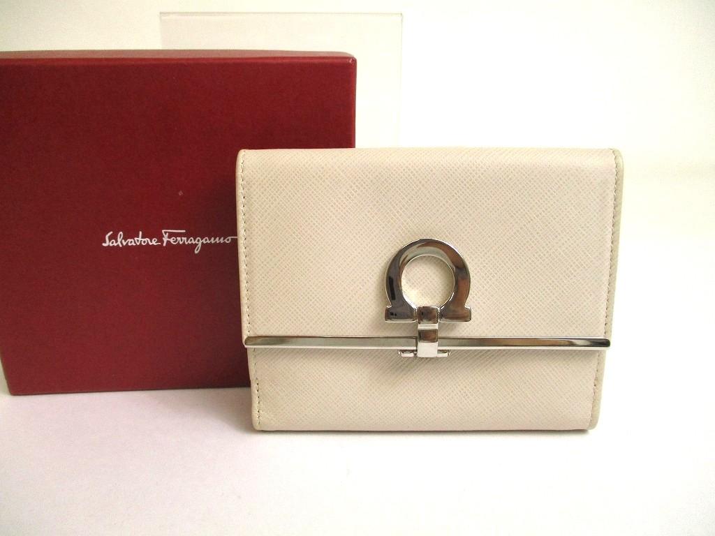 Autentisk Salvatore Ferragamo Gancini lysbeige skinn sølvfarget H/W bifold-lommebok #a701 pusset opp