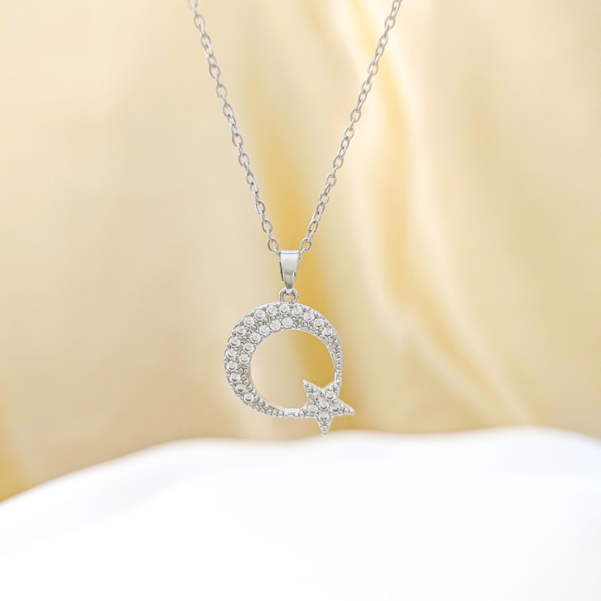 

European Bestseller: Bear & Moon Titanium Steel Clavicle Necklace - Luxurious Niche Fashion for Women.
