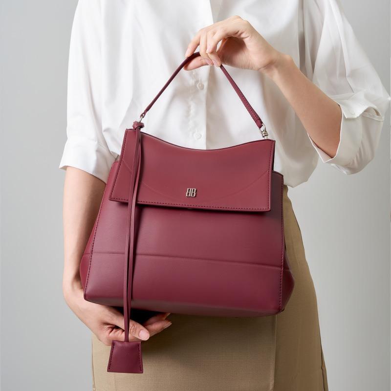 The first layer of cowhide is versatile, niche, high-end commuter female office worker handbag, large-capacity female tote bag.