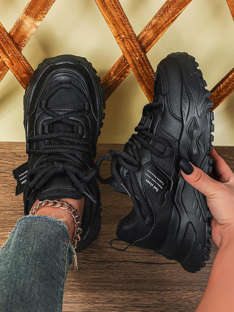 Höhensteigernde Damen-Mode-Sneaker - Trendige, atmungsaktive Dad Shoes aus Mesh für Freizeitkleidung.