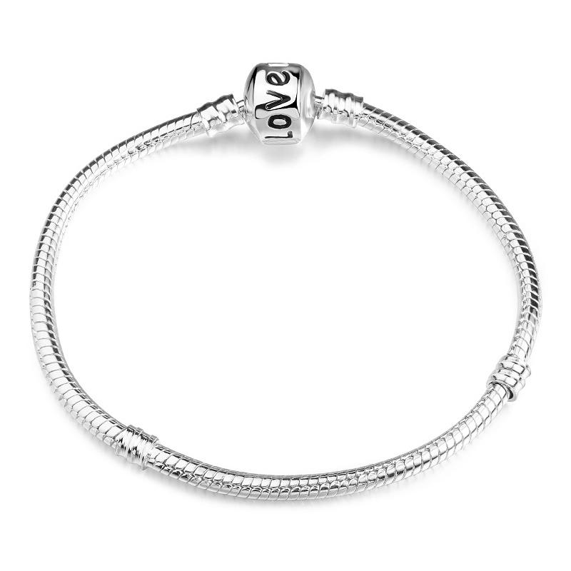 Eenvoudig zelf te maken slangenkettingarmband met Europese bedeltjes, een modieuze sieradenstijl voor dames, zoals die van Mary Poppins.