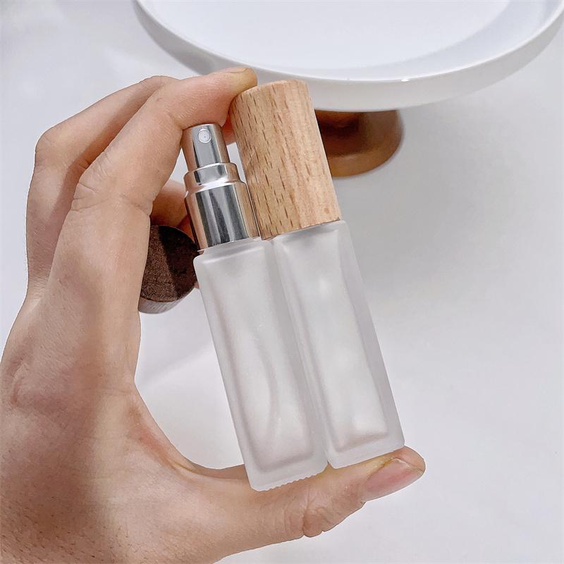 Szklana butelka na perfumy 9 ml z drewnianą nakrętką Puste wielokrotnego napełniania Atomizer do perfum w sprayu Pojemniki