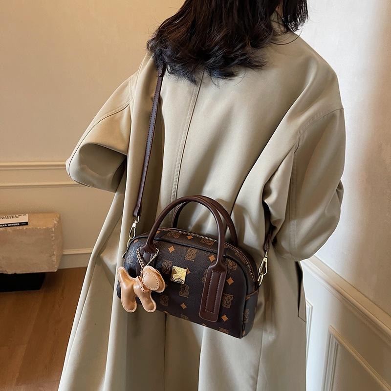 Hand Carry Fashion Casual Bowling Bag Women's 2025 Winter New Korean Version Trend Versatile Shoulder Bag Texture