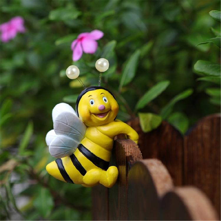 2Pieces Cute Climbing Bees Resin Pot Huggers Figurines for Personalizing Garden Patios Balconies and Home Decoration