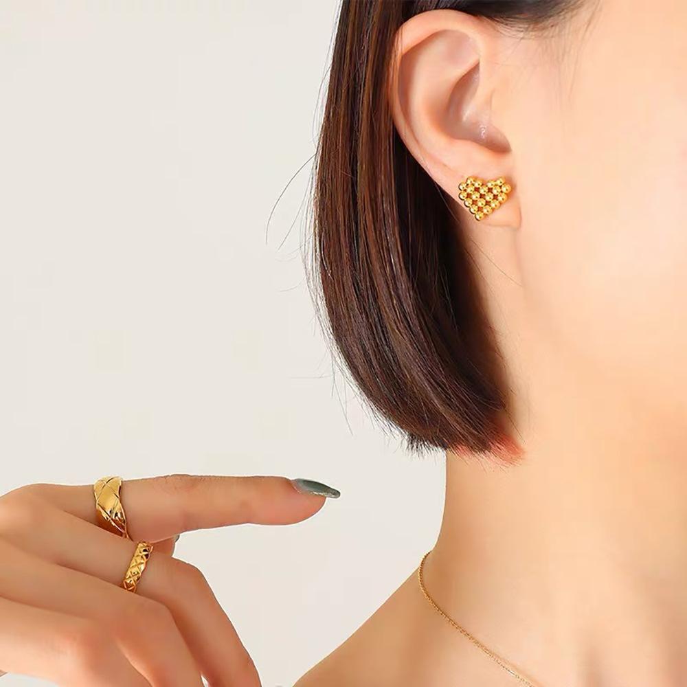 French personality trend niche peach heart stud earrings commuter versatile titanium steel earrings female niche