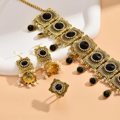 Conjunto de tres piezas de accesorios de metal con forma cuadrada de diamante, conjunto combinado de collar, pendientes y anillo de diamantes