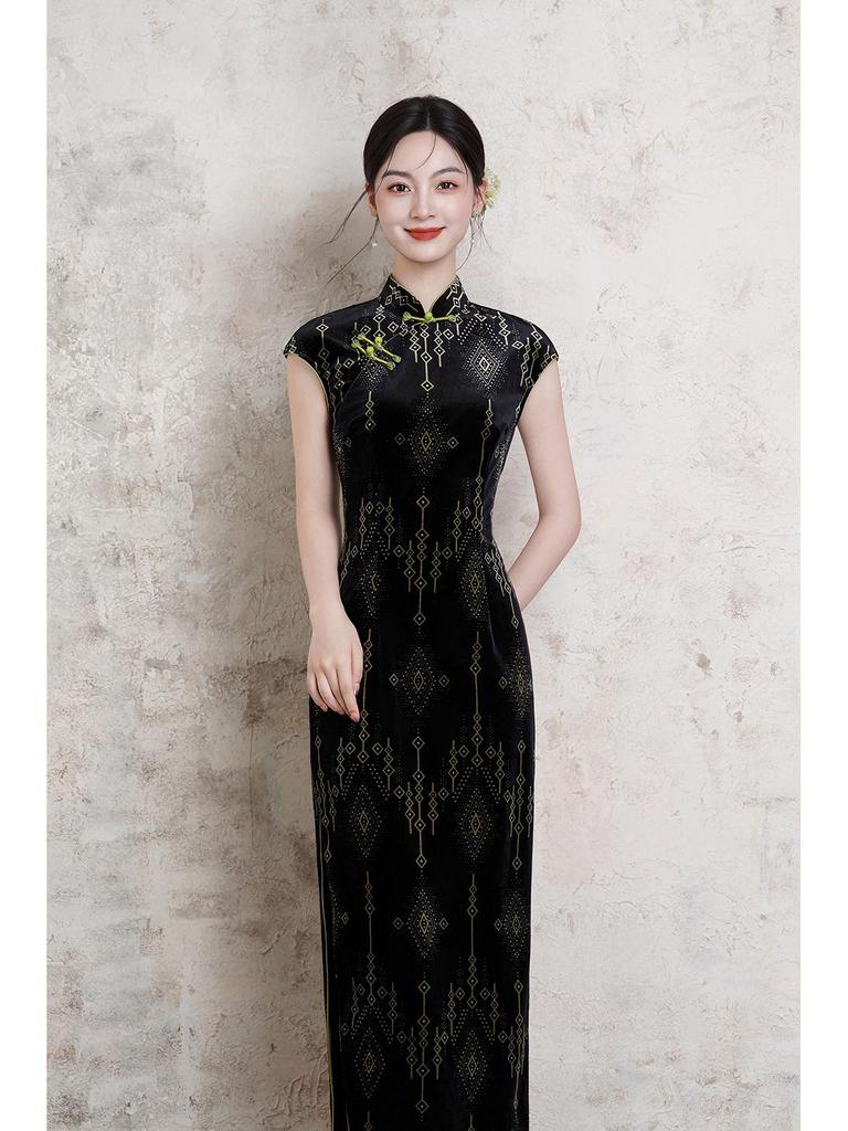 Elegant Women's Black Velvet Short-Sleeve Qipao - Youthful Autumn 2025 Style