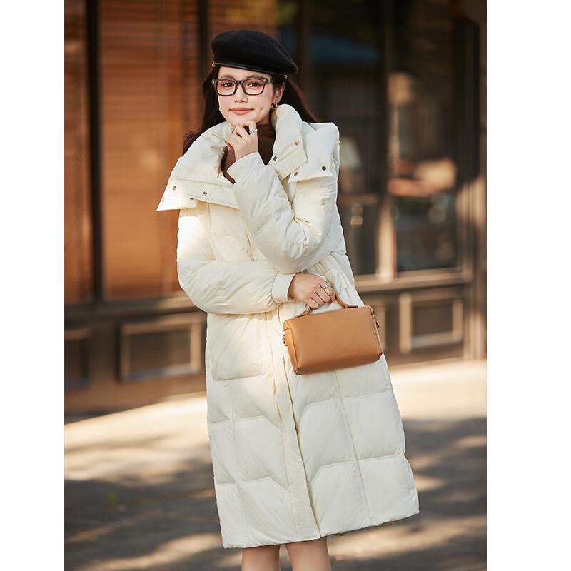 Damska kurtka puchowa z kapturem o średniej długości