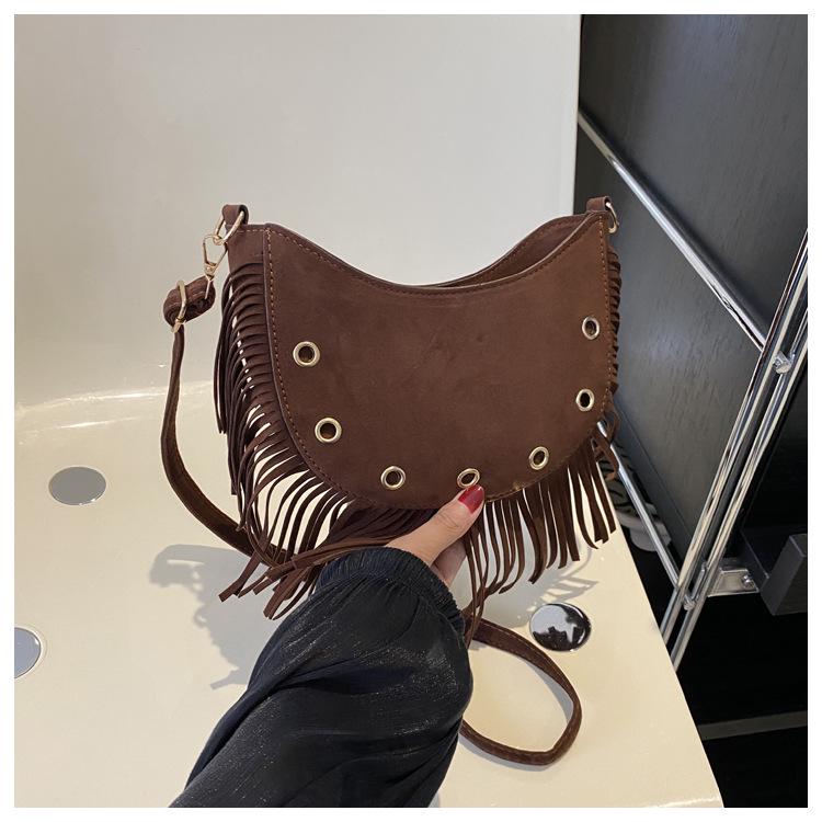 

2023 Корейская Ретро PU Сумка-кроссбоди через плечо с кисточкой в форме полумесяца для женщин кофейный