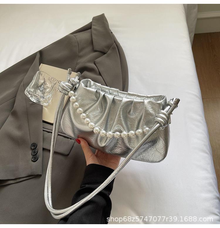 

Folded pearl chain cloud bag women s fashion underarm small bag women s 2025 new summer leisure commuter messenger bag серебряный