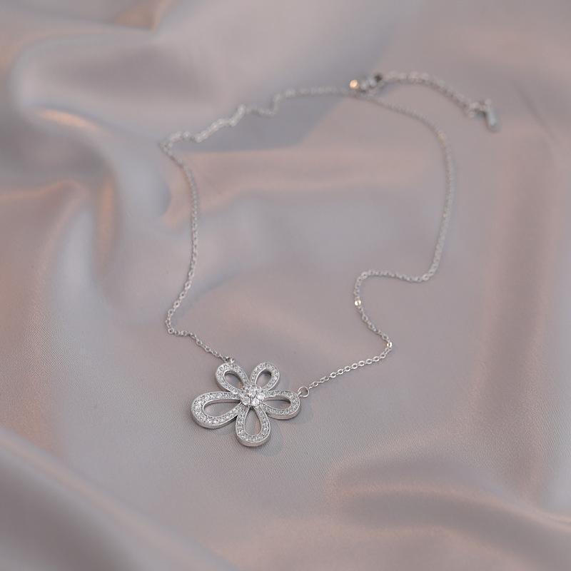 New necklace women's new flower high-end lace pendant accessories design simple fashion fresh sweet collarbone chain