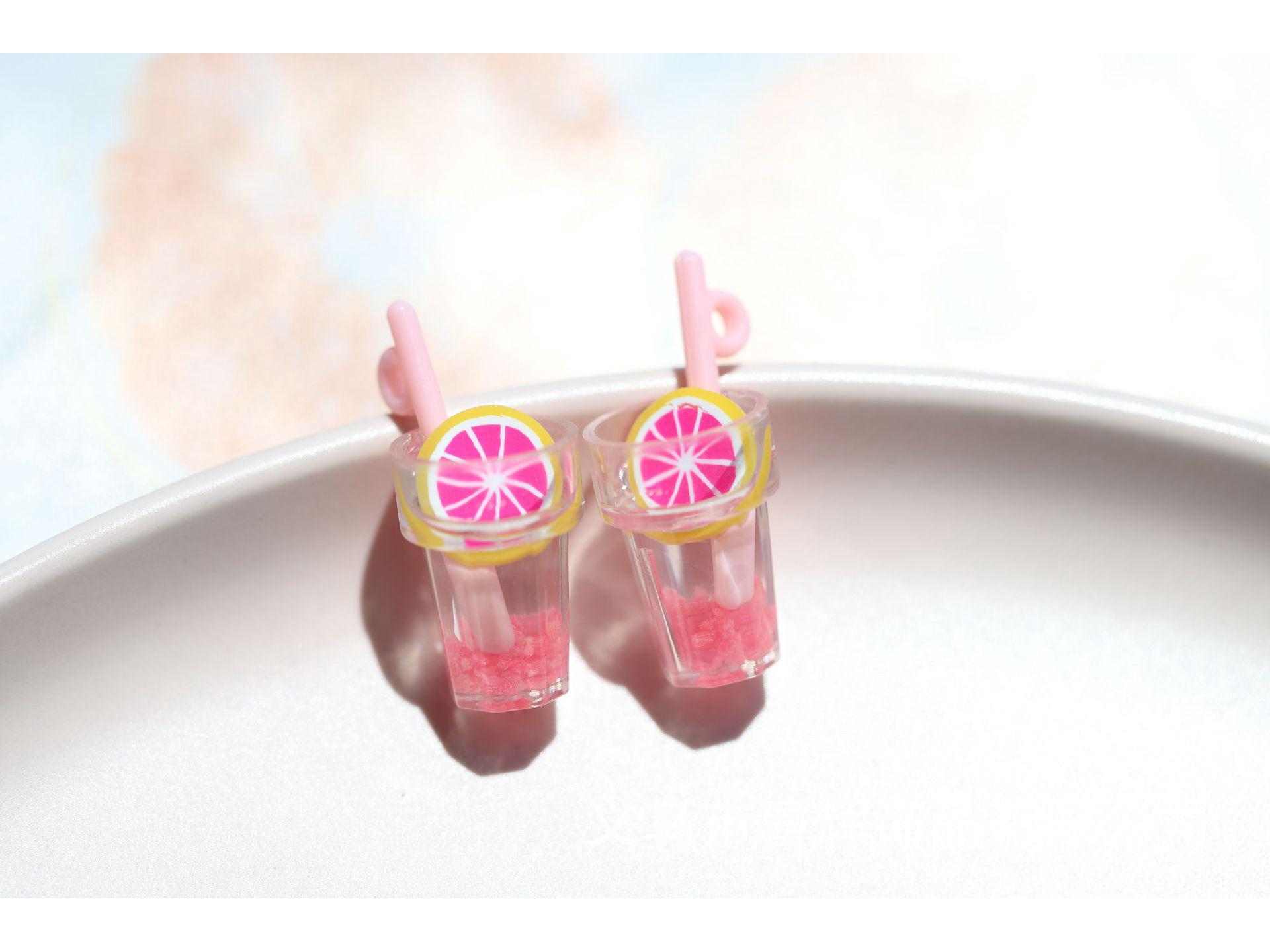 

Светящийся 3D брелок в виде бутылки с напитком в виде кусочка фрукта и серьги-подвески 1.2cm x 2.5cm