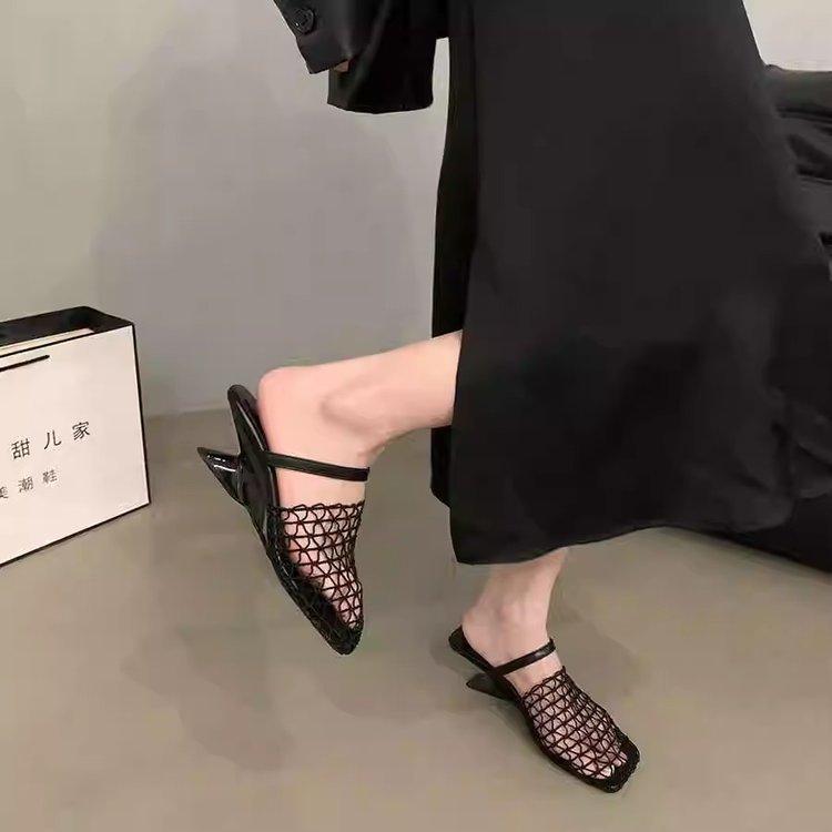 

2025 летняя мода повседневная женская дышащая черная плетеная полая квадратная французская женская обувь нишевая специальная форма каблука 39