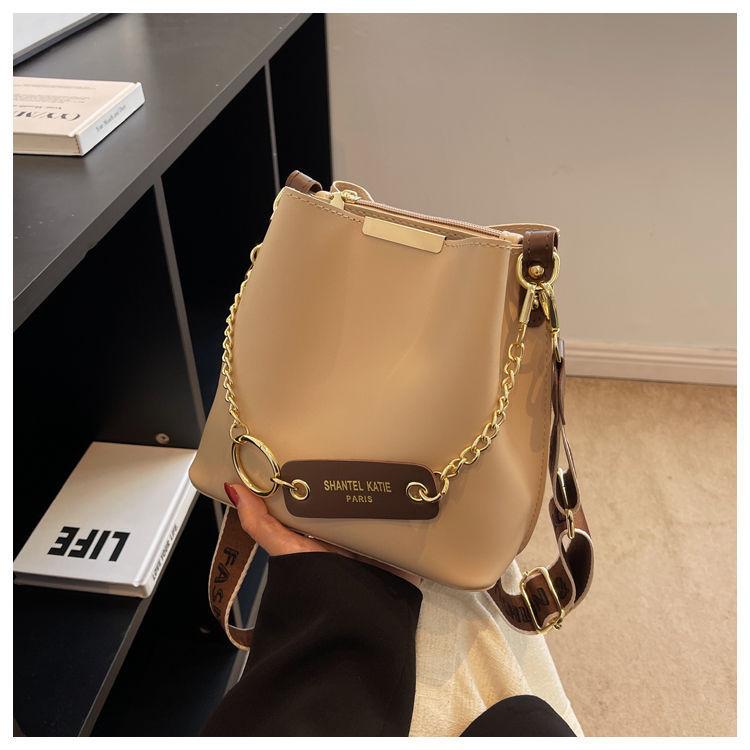Popular Bag Women's Large-capacity New Fashionable Broadband Shoulder Messenger Bag Autumn and Winter Retro Texture Bucket Bag