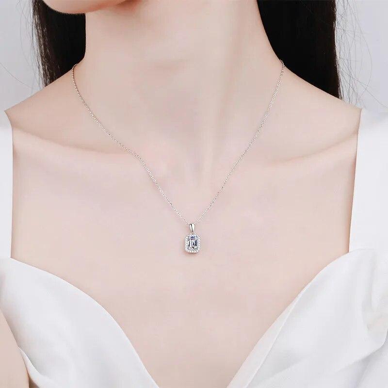 Excellent Pendentif Taille Émeraude 1 Carat Collier Moissanite pour Femmes Argent Sterling 925 Cadeau Or Blanc 18K Bijoux de Luxe