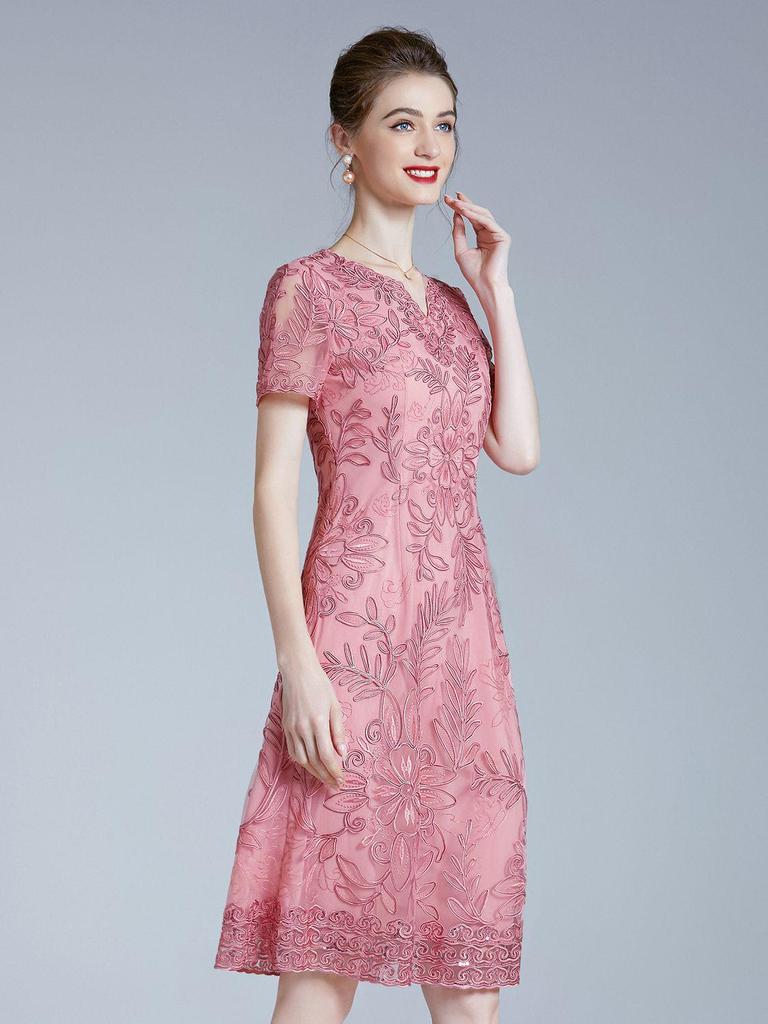 Elegantes rotes Übergrößen-Sommerkleid für Frauen mittleren Alters - Abend- & Hochzeitsstil