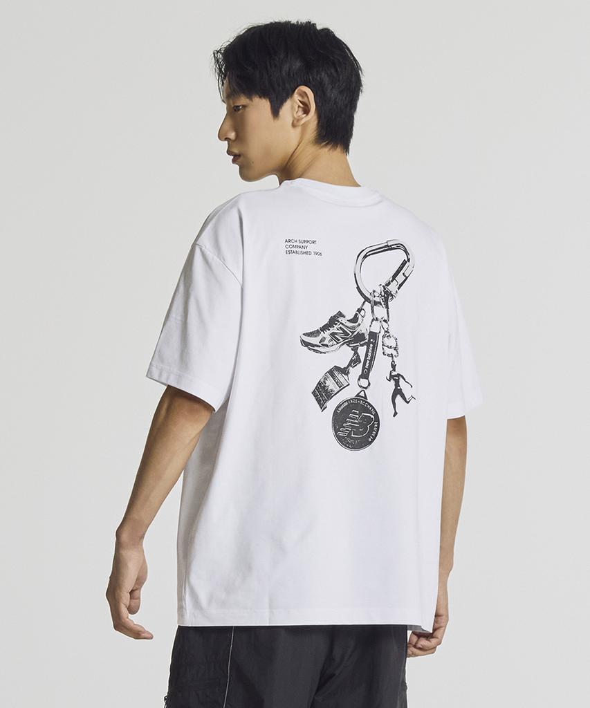 Nyuballanseu Nbneg21543 / Uni Track Club Carabiner Graphic Short Sleeve Tee (Whtie)