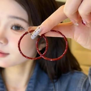 Exaggerated Retro Style Twisted Hoop Earrings Lightweight Large Circle Design Fashion Accessories for Daily Wear and Special Occasions One Size красный