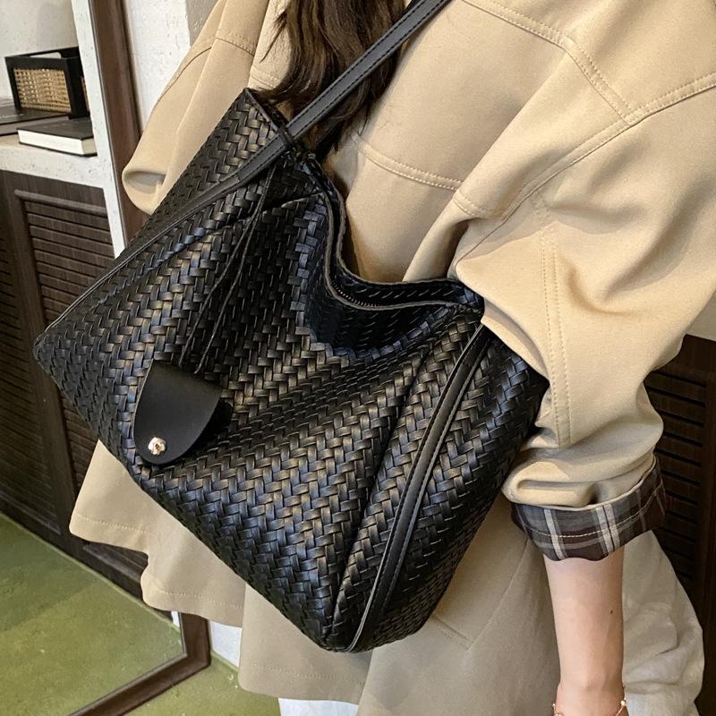 Large capacity bag women's tote bag 2025 new retro versatile shoulder bag woven pattern fashion underarm bag