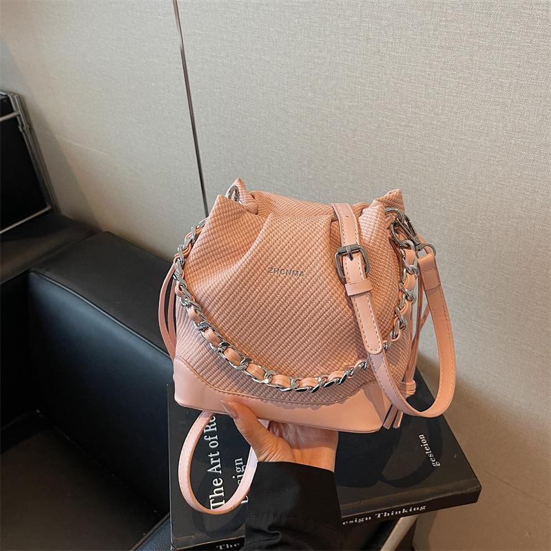 High-end bucket bag women's new niche design fashionable versatile chain shoulder messenger bag