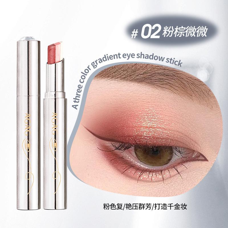 Ein dreifarbiger Lidschattenstift mit Farbverlauf für einen faulen Anfänger kann mit einem Strich einen feinen, perlmuttartigen und erdtonfarbenen Lidschatten erzeugen.