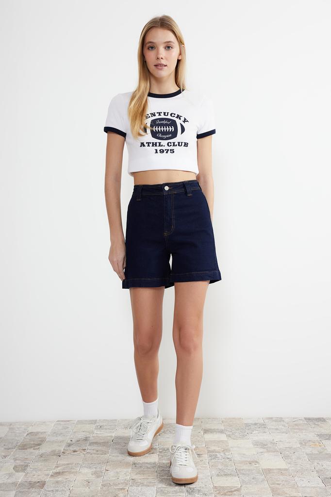 Modische hellblaue, zerrissene Jeansshorts und Bermudas mit hoher Taille für Damen