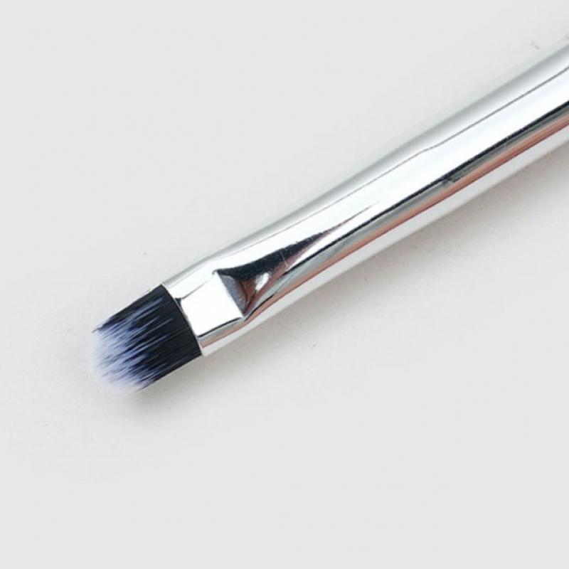 Daiso Clear Triangular Eyeshadow Brush