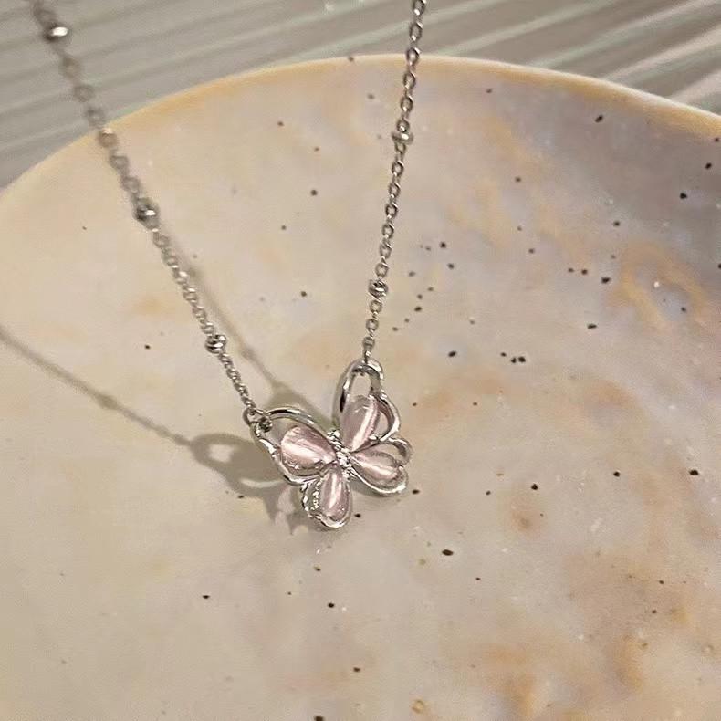 Elegant Strawberry Crystal Butterfly Necklace for Women - Lightweight, Stylish Clavicle Chain for Summer 2023