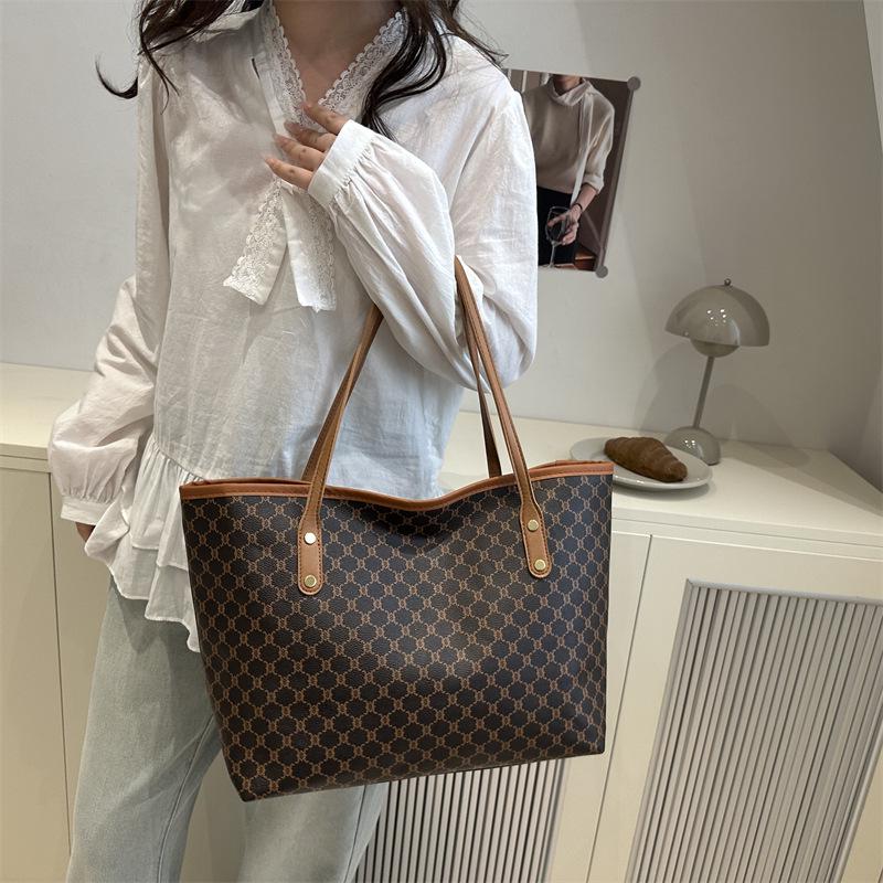 2025 Trendy Large Capacity Women's Tote: Aesthetic Commuter Shoulder Bag & Mother-Child Accessory