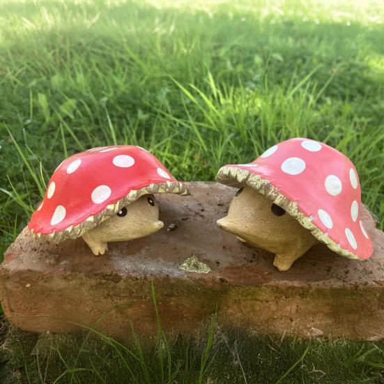 4 Stück/Set Garten Igel Statue Harz Igel mit Pilzkappe Wetterfeste Igel Figur für Feengarten Zuhause Terrasse Hof Dekoration