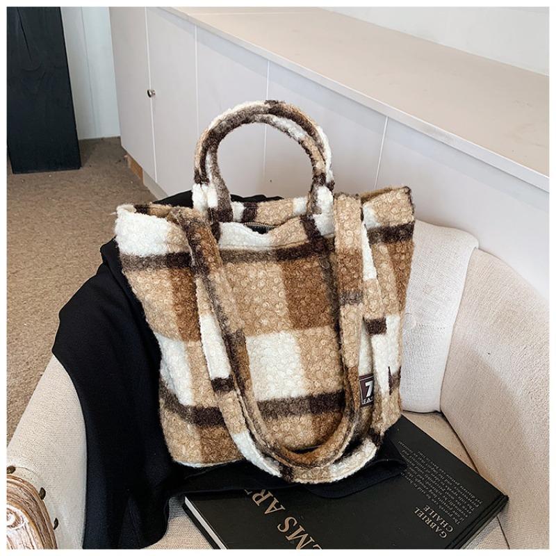 

Lamb wool plush bag women s large-capacity new autumn and winter versatile single shoulder portable commuter tote bag коричневый