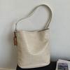 Niche Fashionable High-value Woven Bucket Messenger Bag Women's New Trendy Large-capacity Commuter Shoulder Bag