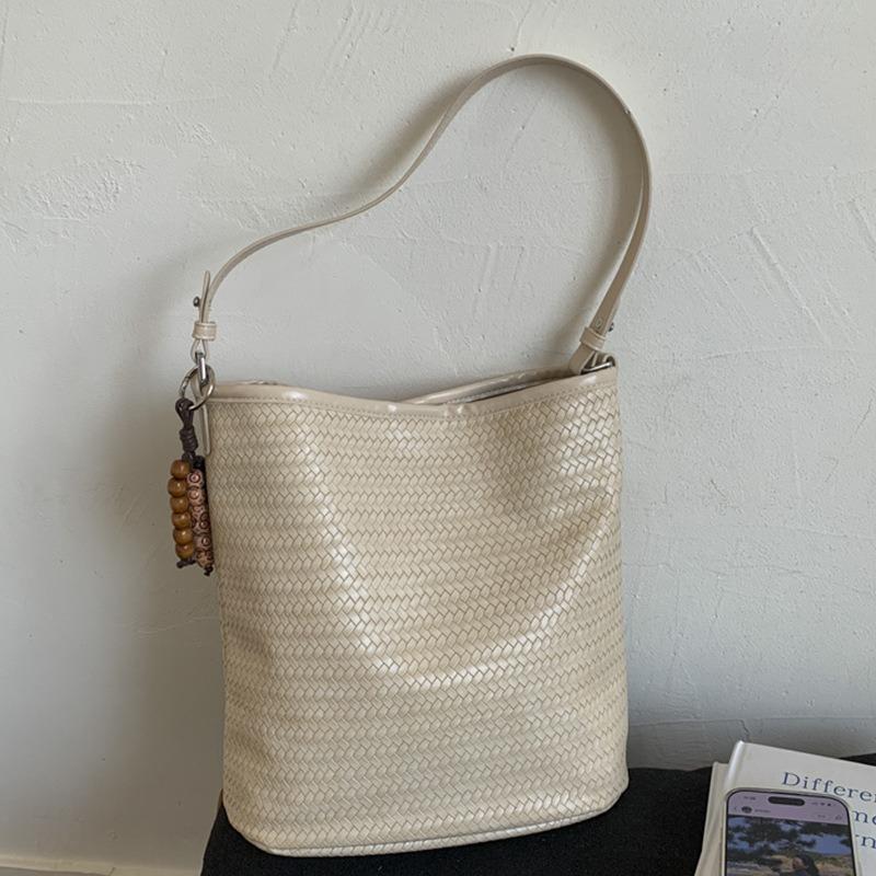 Niche Fashionable High-value Woven Bucket Messenger Bag Women's New Trendy Large-capacity Commuter Shoulder Bag