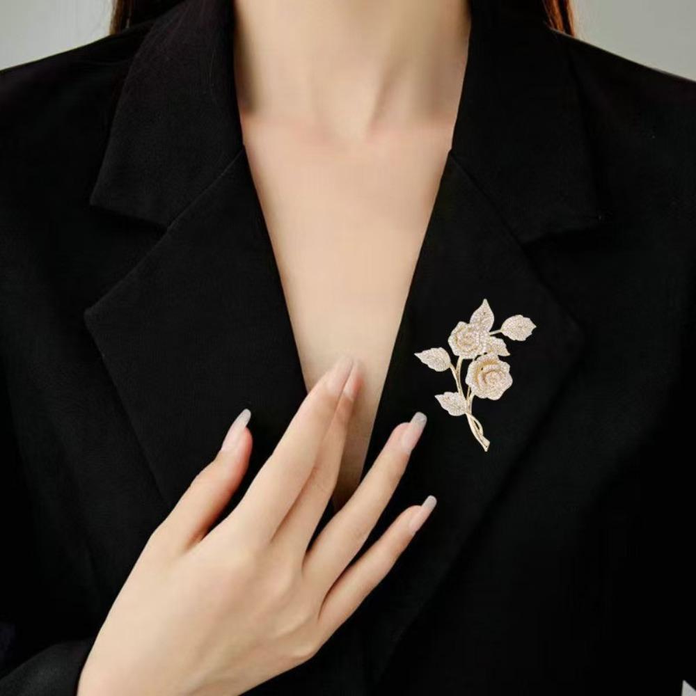 Luxury Sparkle Zircons Rose Bouquet Brooches for Women Luxury Temperament Banquet Pin Clothes Accessories Corsages Jewelry Gifts