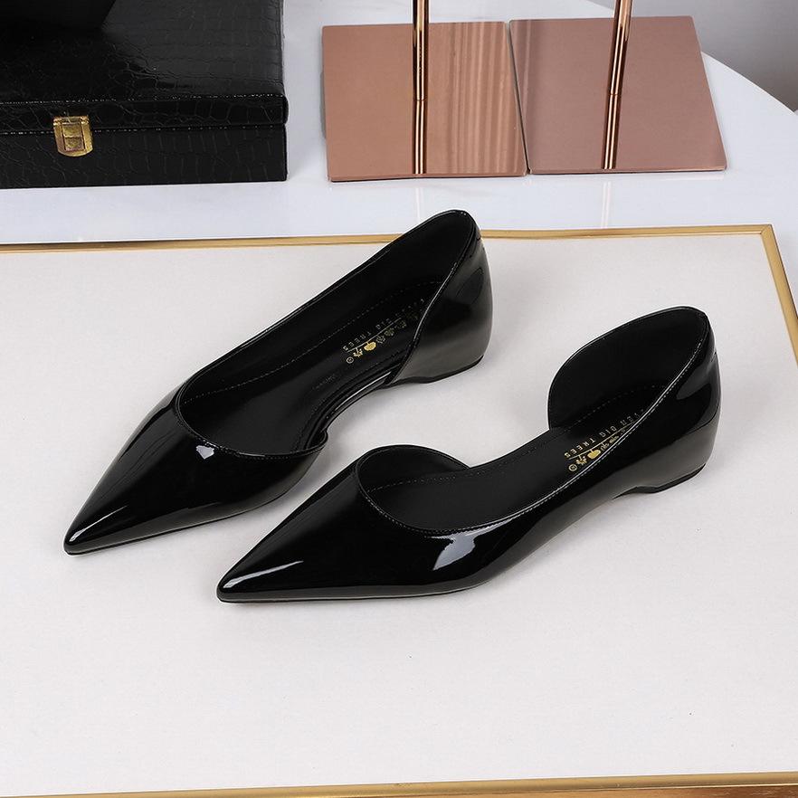 Spitze Damenschuhe, innere Höhe des Keilabsatzes, Lackleder, glänzende Seite Luft, flacher Mund Französische Single-Schuhe, zeigen ein dünnes Pedal