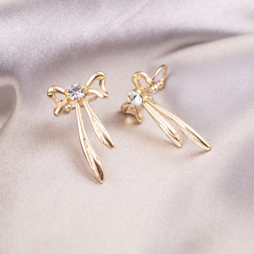Brincos de pressão triangulares elegantes para orelhas não furadas - Versáteis e com um toque de luxo leve para o uso diário.