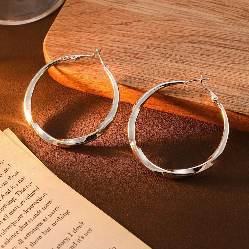 Earrings Twisted Plain Ring Earrings Women'S Simple Cold Wind Ear Acupuncture Commuting Advanced Sense Light Luxury Ear Jewelry