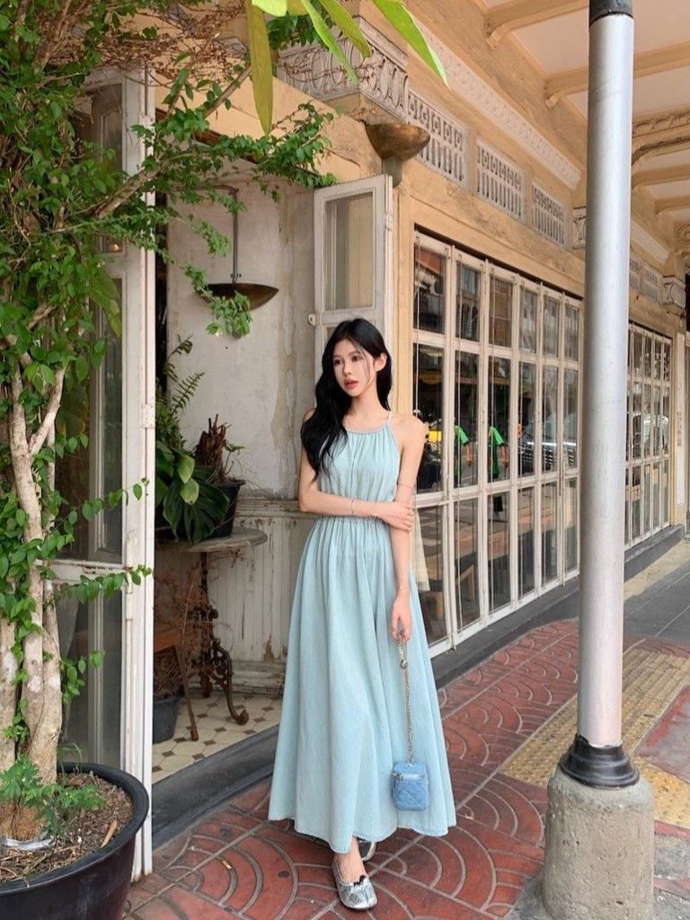 Black waist-exposed holiday dress, new design sense, waist-closed and thin, sleeveless neck-hanging long dress for women in summer