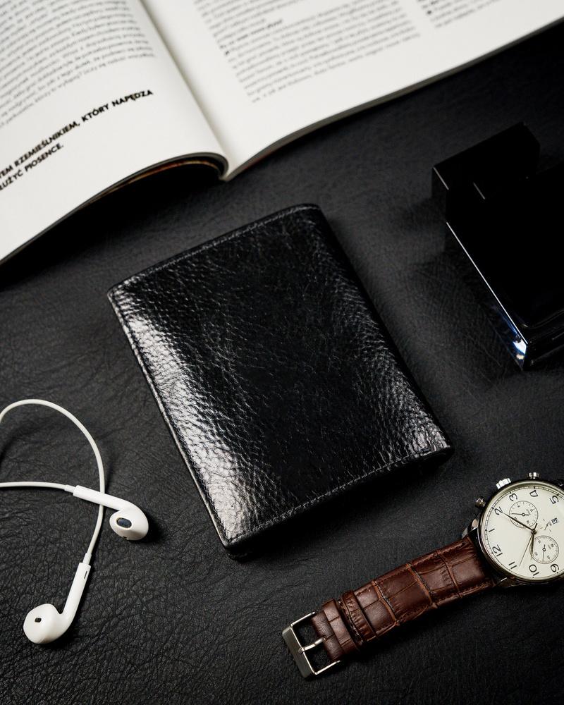 Classic men's vertical wallet made of natural leather with RFID technology - Rovicky